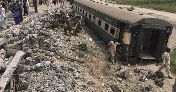 Un treno passeggeri ha speronato vagoni merci a causa di un errore dei ferrovieri - ci sono stati feriti (foto)