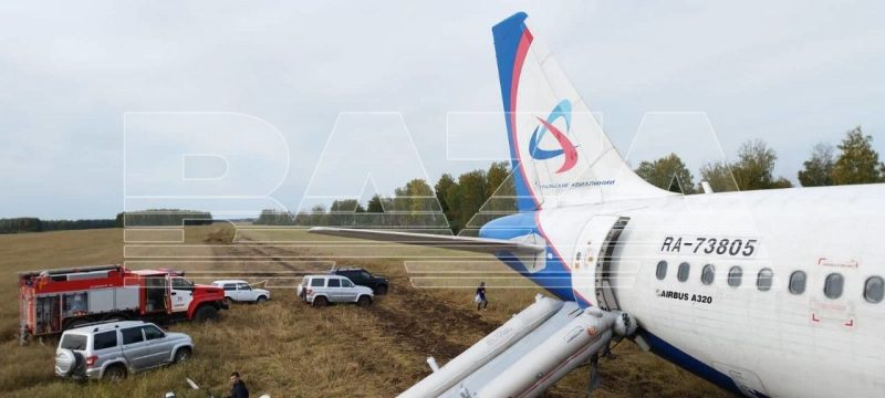 L'aereo della Ural Airlines ha effettuato un atterraggio di emergenza in mezzo a un campo: cosa è successo, foto, video