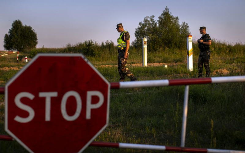 I paesi baltici hanno vietato l'ingresso alle auto con targa russa