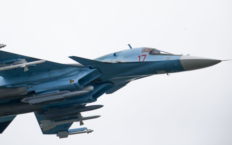 Un aereo da caccia è volato a il bombardiere Su-34 della Federazione Russa