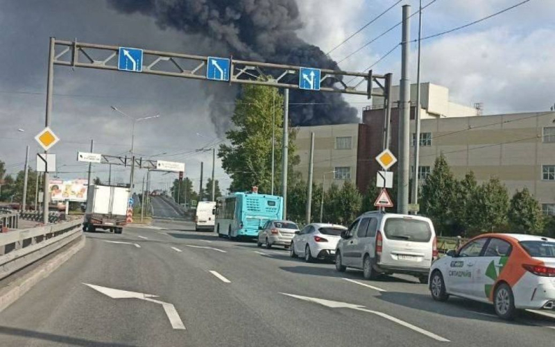 Un deposito petrolifero è in fiamme a San Pietroburgo: il fumo è visibile da diversi quartieri (video)