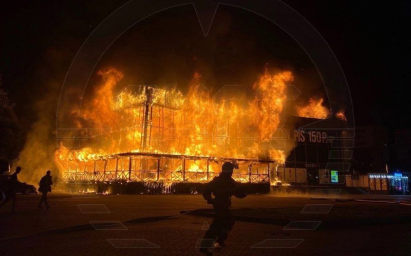 In Un incendio su vasta scala è scoppiato in un centro commerciale a San Pietroburgo