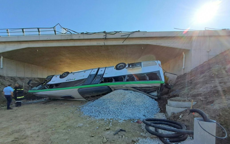Creepy incidente in Austria: uno scuolabus è caduto da un ponte