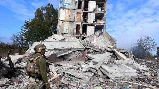 Gli occupanti hanno colpito un grattacielo ad Avdiivka: potrebbe esserci un uomo sotto le macerie