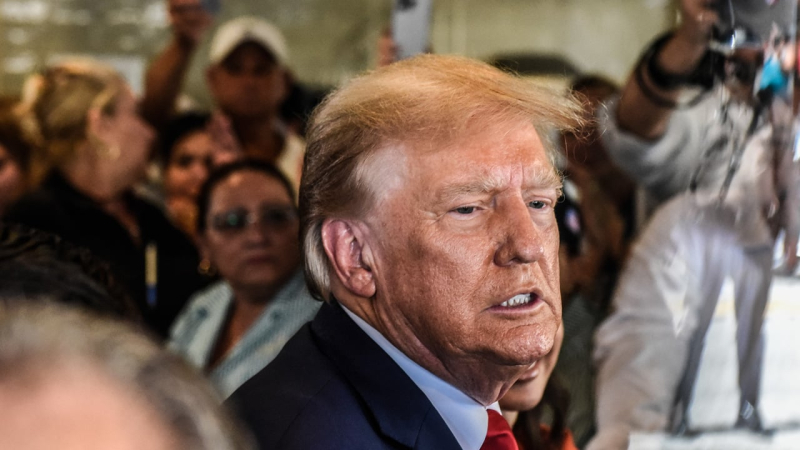  Attacchi russi nel sud dell'Ucraina, epatite A nella regione di Vinnytsia, assalti ad Avdiivka: le principali novità del 30 ottobreFoto: Getty Images</p>
<h3>Modifiche al codice della strada in Ucraina</h3>
<p>Il Gabinetto dei Ministri ha apportato modifiche al codice della strada. Ora le parole Uchbovyi Transportniy Zasib verranno sostituite con le parole Navchalniy Transportniy Zasib.</p>
<p>Sui veicoli, invece del segno di identificazione U, ci sarà una N. Sembrerà un triangolo equilatero bianco in rosso, all'interno del quale è scritta in nero la lettera N.</p>
<h3>I militari hanno ricevuto pagamenti illegali per un valore di 123 milioni di UAH</h3>
<p>Il personale militare ucraino che non ha preso parte alle ostilità è stato illegalmente pagato più di 123 milioni di UAH come compenso aggiuntivo.</p>
<p>Secondo il Ministero della Difesa, le norme attuali consentono ai comandanti delle unità militari di interpretare liberamente i termini operazioni di combattimento e missione di combattimento (speciale). Pertanto, pagano fondi aggiuntivi a loro discrezione.</p>
<p>In particolare, ai militari della compagnia di ponti di barche, che hanno svolto compiti nella regione di Kiev, è stato concesso un pagamento mensile di 100 migliaia di UAH.</p>
<p><img decoding=