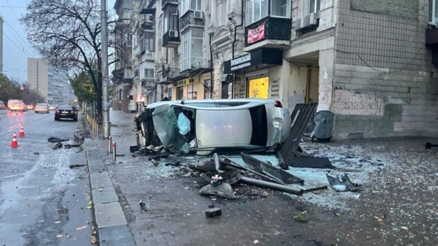 Incidente nel centro di Kiev: Toyota ha investito due persone alla fermata dell'autobus e si è ribaltata