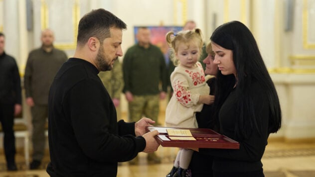 Ventuno eroi dell'Ucraina. Postumo: Zelenskyj ha consegnato premi alle famiglie dei soldati caduti