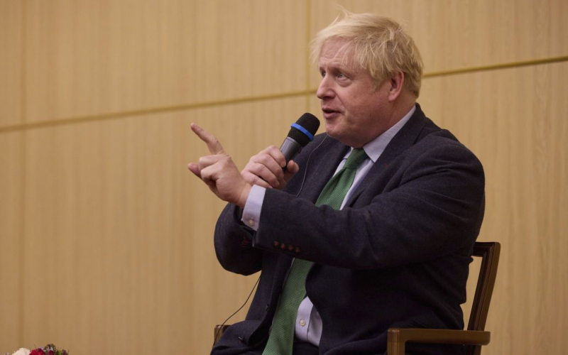 Boris Johnson torna alla professione: cosa farà?Gran Bretagna Boris Johnson diventerà il conduttore del canale televisivo britannico GB News, posizionandosi come piattaforma che presenta una visione alternativa degli eventi.</p>
<p>Lo riferisce la BBC con riferimento a una dichiarazione del primo ministro britannico.</p>
<p>Johnson afferma che “ho accettato con piacere l'offerta di lavorare presso il canale televisivo.</p>
<p>“Parlerò delle enormi opportunità che si stanno aprendo per il Regno Unito, così come le difficoltà. E perché i nostri giorni migliori sono alle porte”, ha assicurato.</p>
<p>GB News è noto per spesso presentare politici di destra ed è diverso da altri media tradizionali.</p>
<p>Boris Johnson condurrà una serie di documentari che “mostrerà la forza della Gran Bretagna nel mondo” e si unirà anche alla copertura delle elezioni parlamentari britanniche del 2024.</p>
<p>Johnson si è dimesso come membro del Parlamento britannico nel giugno 2023.</p>
<p>L'ex primo ministro era già un giornalista in passato. Nel 1987 ha scritto articoli analitici per il portavoce del partito conservatore The Daily Telegraph e alla fine degli anni '80 è stato corrispondente della pubblicazione a Bruxelles. All'inizio degli anni '90, Boris Johnson tornò a Londra e continuò a scrivere articoli analitici per Spectato, un'altra pubblicazione con un orientamento “conservatore”.</p>
<p>Ricordiamo che l'ex primo ministro britannico Boris Johnson criticò la NATO per la sua mancanza di risolutezza. riguardo all'Ucraina, invitando l'Occidente a integrare il paese nell'Alleanza il più rapidamente possibile.</p>
<h4>Argomenti simili:</h4>
<p>Altre notizie</p>
<!-- AddThis Advanced Settings above via filter on the_content --><!-- AddThis Advanced Settings below via filter on the_content --><!-- AddThis Advanced Settings generic via filter on the_content --><!-- AddThis Related Posts below via filter on the_content --><div class=