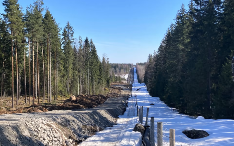 La Finlandia ha costruito parte della recinzione al confine con la Russia: sono apparse le foto