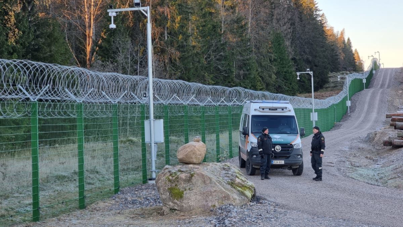 La Finlandia ha costruito parte della recinzione al confine con la Russia: sono apparse delle foto