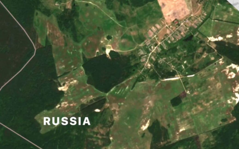A cosa si stanno preparando: i russi stanno costruendo fortificazioni sul loro territorio (foto satellitari)