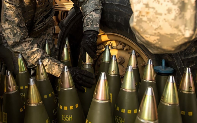 Gli Stati Uniti prevedono di quadruplicare la produzione di proiettili per l'Ucraina