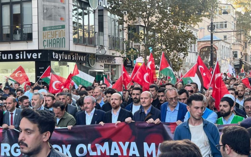 Il figlio di Erdogan si unisce alla marcia a sostegno dei palestinesi a Istanbul: foto