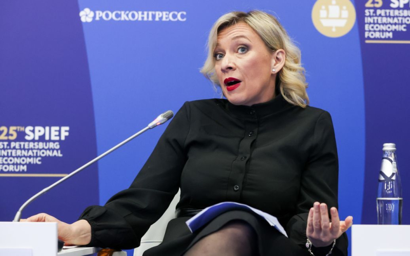 TV Il canale del presentatore Solovyov ha definito Zakharova una “ubriaca di merda”: la reazione del propagandista” /></p>
<p><strong>Un altro scandalo è scoppiato in Russia. Il presentatore televisivo del canale Solovyov ha definito l'addetta stampa del Ministero degli Esteri russo Maria Zakharova un “ubriaco di merda”.</strong></p>
<p>Il presentatore televisivo del canale Solovyov Live Evgeny Satanovsky ha chiamato Maria Zakharova un “ubriaco di merda” per le sue dichiarazioni anti-israeliane.</p>
<p>La citazione è stata fatta durante una conversazione tra Satanovsky e un giornalista israeliano sul suo canale YouTube.</p>
<p>Come sapete , Satanovsky ha ospitato il suo spettacolo “Armageddonitch” su “Soloviev Live”. È stato presentato come un esperto di politica israeliana e mediorientale.</p>
<p>Il 17 ottobre, sul canale YouTube del giornalista Alexander Valdman, è stata pubblicata un'intervista con Satanovsky, in cui lui, in particolare, ha affermato che “fortemente il viceministro [degli affari esteri della Federazione Russa Mikhail] Bogdanov, ubriaco, beveva come se fosse fuori di testa.”</p>
<p>“Ma Masha Zakharova, a cui non piacciono molto gli ebrei, e non può “Sopporta Israele in generale. Soprattutto lei non lo nasconde. Un'altra shm*ra bevitrice, che tuttavia è il portavoce del Ministero degli Affari Esteri”, disse allora Satanovsky.</p>
<p>Lo stesso propagandista Soloviev rispose immediatamente alla situazione. Si è affrettato a scusarsi per le parole del presentatore televisivo e ha definito “ingiusto” il modo in cui Satanovsky ha insultato i “diplomatici rispettati”. Soloviev ha detto che da allora in poi non avrebbe più potuto continuare la “comunicazione professionale” con Satanovsky e lo ha licenziato dal suo lavoro.</p>
<p>Ricordiamo che il deputato della Duma di Stato russa Andrei Gurulev ha affermato la necessità, se non di isolare, almeno di distruggere Il 20% della popolazione russa non sostiene le autorità.</p>
<h4>Argomenti simili:</h4>
<p>Altre notizie</p>
<!-- AddThis Advanced Settings above via filter on the_content --><!-- AddThis Advanced Settings below via filter on the_content --><!-- AddThis Advanced Settings generic via filter on the_content --><!-- AddThis Related Posts below via filter on the_content --><div class=