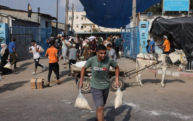 In A Gaza, migliaia di persone hanno derubato i magazzini di distribuzione degli aiuti - ONU