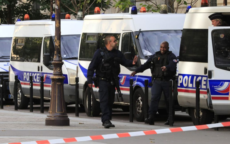 A Parigi, una donna ha minacciato di farsi esplodere: la polizia ha aperto il fuoco (video)