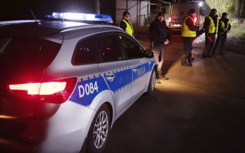 In Polonia, l'auto ufficiale della polizia è stata rubata proprio sotto il naso