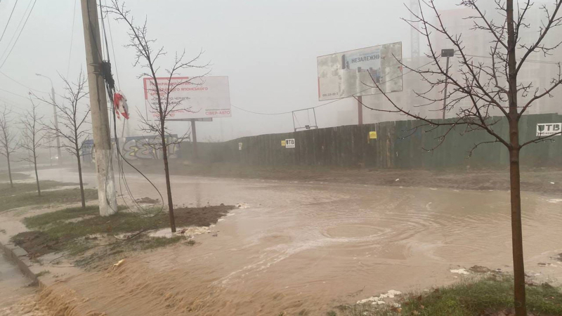 Le strade si sono trasformate in fiumi: uno dei microdistretti è stato allagato a Chernigov