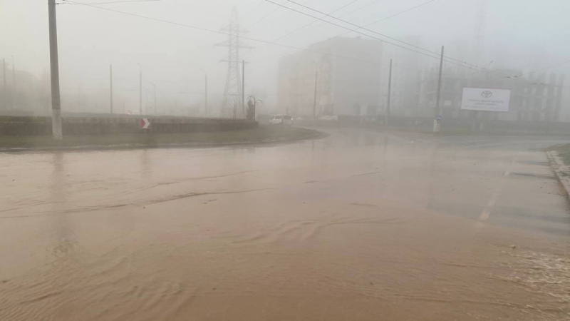 Le strade si sono trasformate in fiumi: uno dei microdistretti è stato allagato a Chernigov