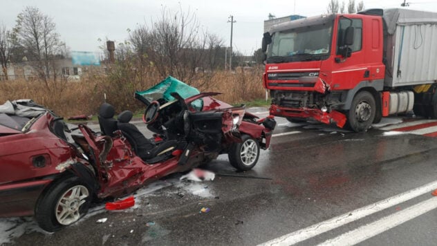 Tre morti, un ferito: una BMW si è scontrata con un camion nella regione di Zaporozhye