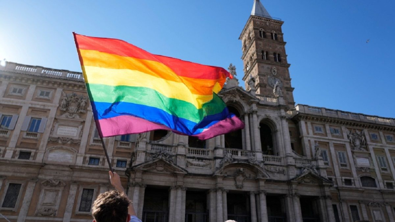 Le persone transgender possono essere padrini e testimoni di nozze: una decisione importante del Vaticano