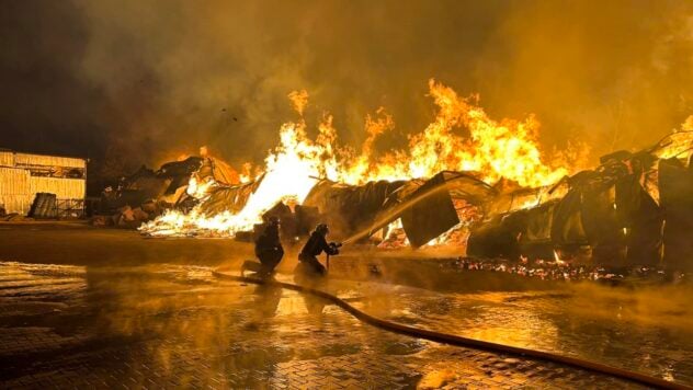 A Vinnitsa stanno spegnendo un incendio nei magazzini edili dalla sera