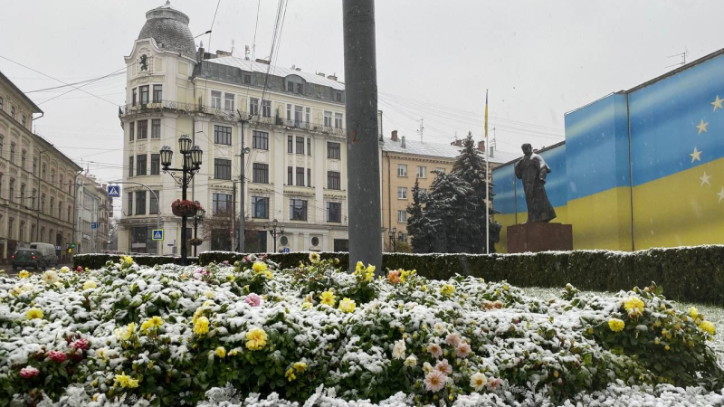 L'Ucraina occidentale era coperta di neve: in alcune zone sono scese in strada attrezzature speciali