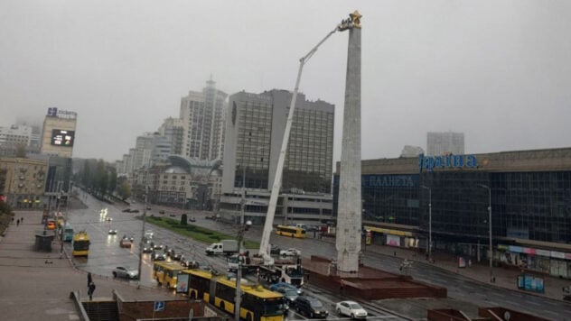 La stella sovietica sull'obelisco di piazza Galitskaya viene smantellata a Kiev