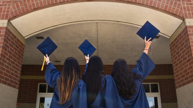 Gli studenti all'estero possono essere privati ​​delle borse di studio per sostenere gli altri