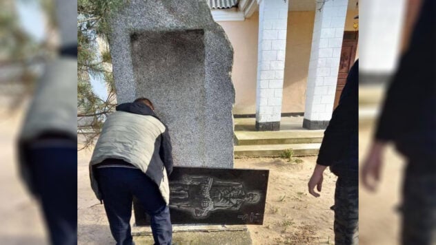 Nella regione di Kherson, gli occupanti hanno distrutto 14 monumenti alle vittime dell'Holodomor