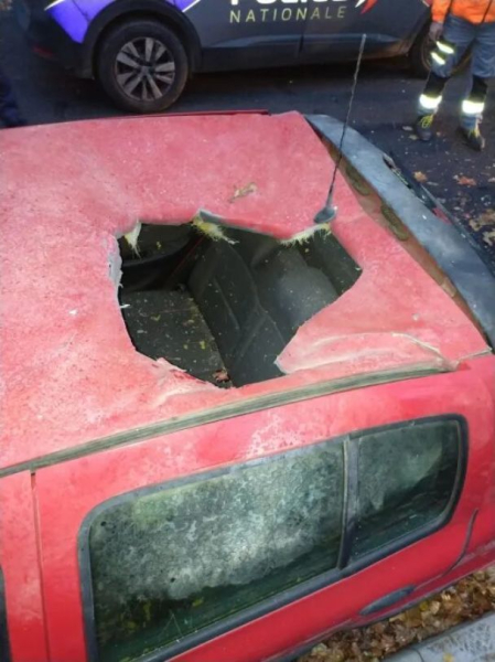 Un meteorite è caduto su un'auto – foto di danni