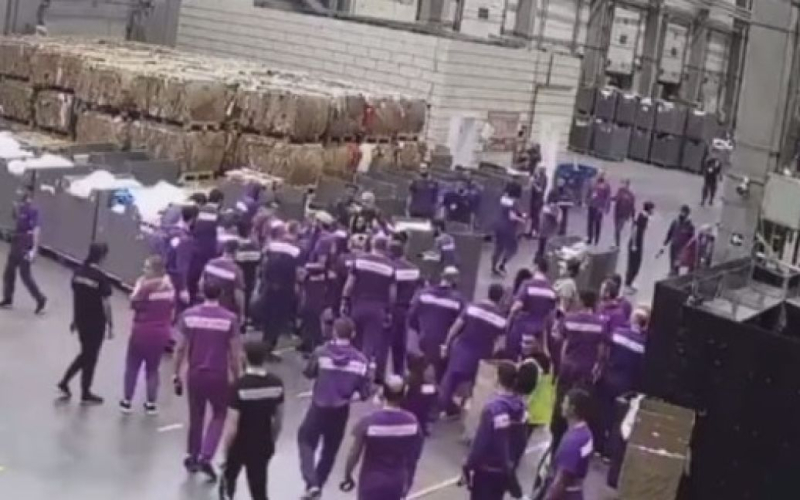 Non potevano condividere lo scanner: i magazzinieri hanno iniziato una rissa nella regione di Mosca (video)