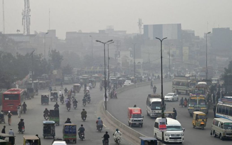 La città pakistana di Lahore è ricoperta da uno spesso smog: decine di migliaia di persone sono ferite.