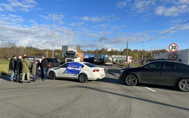 I trasportatori slovacchi hanno bloccato il principale posto di blocco al confine con l'Ucraina