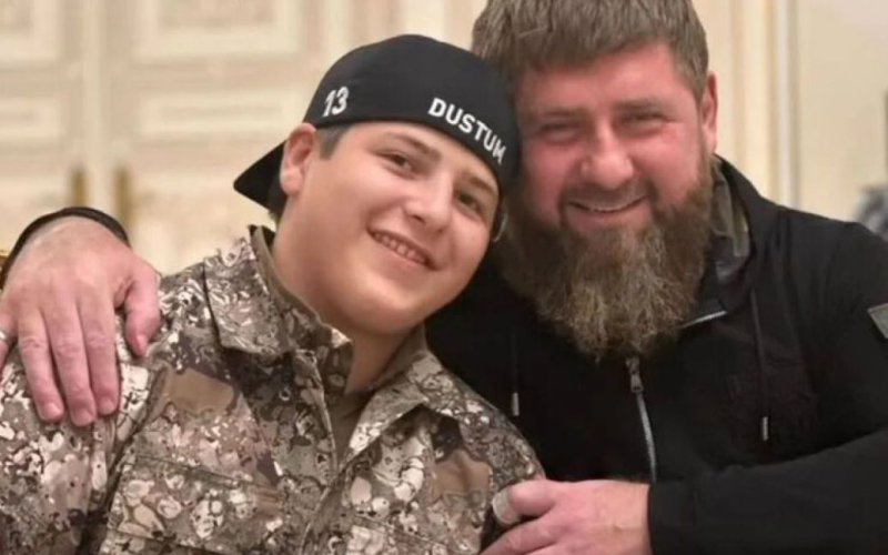 Figlio Kadyrov ha ricevuto un nuovo “titolo”: di cosa stiamo parlando? /></p>
<p><strong>A Kadyrov Jr. vengono attribuiti meriti che non esistono.</strong></p>
<p>Recentemente il leader della Cecenia promuove ovunque suo figlio di 16 anni. Pertanto, Adam Kadyrov è stato insignito del titolo di cittadino onorario di Donetsk.</p>
<p>Lo scrive il canale Telegram Baza.</p>
<p><img decoding=