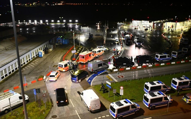 In Una ragazza in ostaggio è stata rilasciata all'aeroporto di Amburgo: cosa minaccia l'aggressore