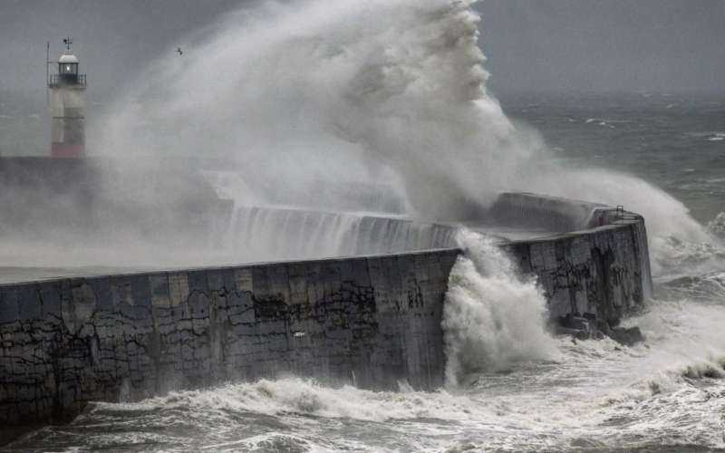 B Rio de Janeiro, un'onda gigantesca ha spazzato via le persone (video)