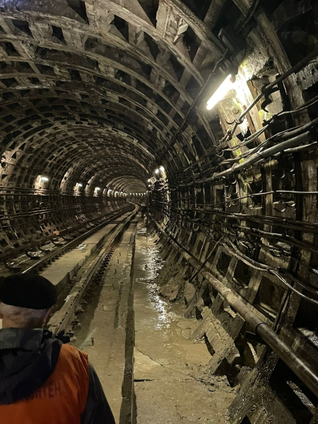 Che aspetto ha un tunnel di emergenza nella metropolitana di Kiev: gli esperti hanno mostrato una foto