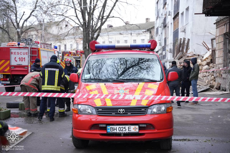 Dal terzo al primo piano: una casa crollata nel centro di Odessa, nel centro della città