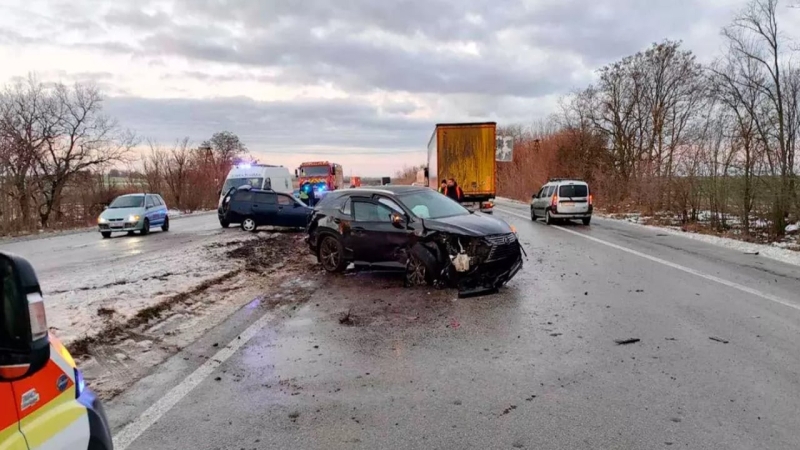 Incidente di grandi dimensioni vicino al Dnepr: sei auto si sono scontrate, ci sono feriti