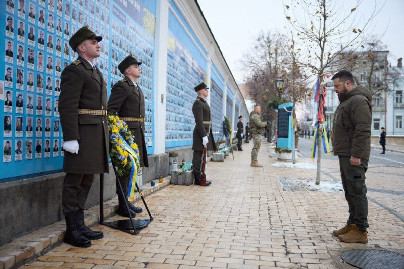  Nella Giornata delle Forze Armate, il presidente Zelenskyj ha onorato la memoria dei soldati caduti