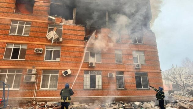 L'ululato delle sirene e le rovine: le prime riprese dopo l'attacco a un grattacielo a Odessa