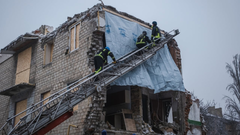 Attacco a Selidov: i soccorritori mettono fuori servizio una casa colpita da un missile