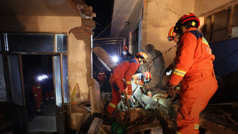 Più di 100 vittime e più di 6mila edifici danneggiati: video terribili del terremoto in Cina