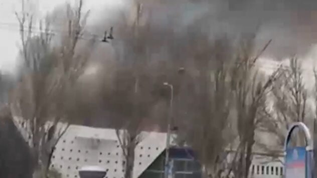 Fumo sul centro di Donetsk: l'edificio universitario dove si trovavano gli occupanti è in fiamme 