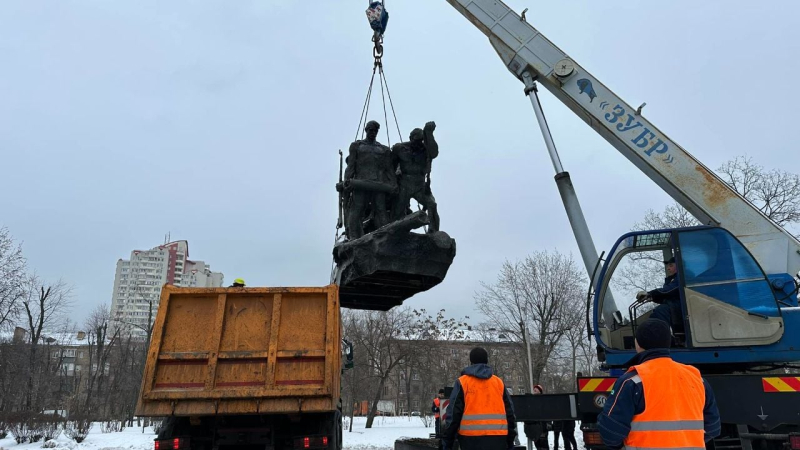 Un monumento all'equipaggio di una Il treno blindato sovietico fu smantellato a Kiev Tarashchanets