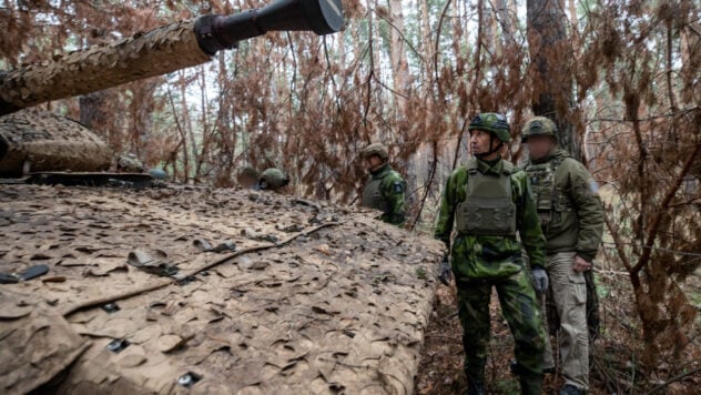 Il comandante delle forze armate svedesi, il generale Büden ha visitato la linea del fronte