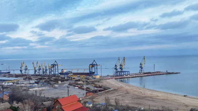 Nessun traffico navale, vuoto posti barca: cosa sta succedendo nel porto di Mariupol
