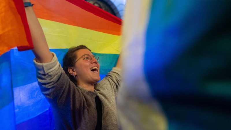 Il Vaticano permetterà la benedizione delle coppie dello stesso sesso: cosa cambierà per le persone LGBT