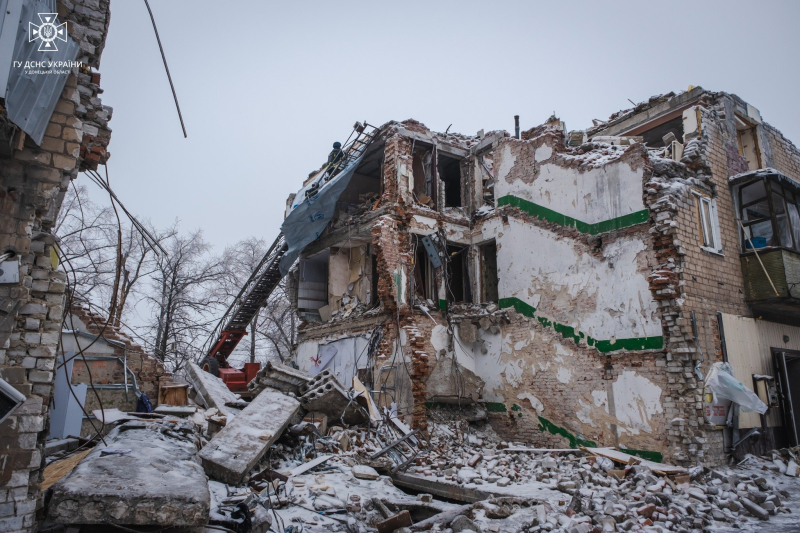 Un duro colpo per Selidov: i soccorritori stanno mettendo fuori servizio il casa colpita da un missile